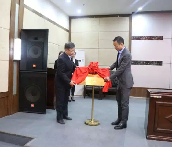 Kiinan viennin nosturin laatu ja teknologian edistäminen Valiokunnan perustettu konferenssi järjestettiin seremoniallisesti! .jpg China export crane quality and technology promotion Committee established conference held ceremoniously!.jpg