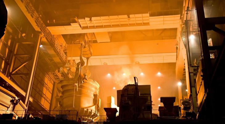 Kaksoisrunkoinen yläpuolinen valu-nosturi koukulla